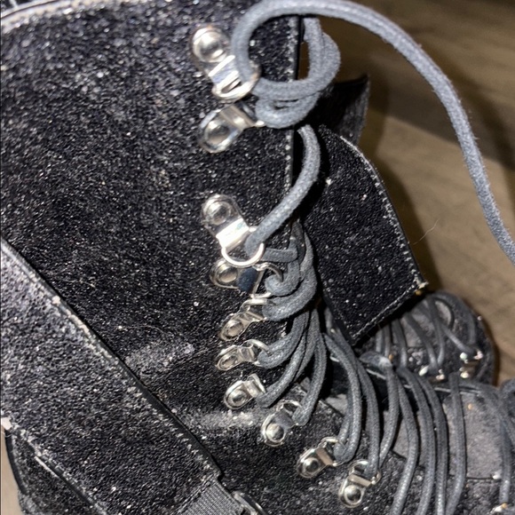 SPARKLE TRAITOR BOOTS

TRICKZ N' TREATZ - Picture 5 of 7